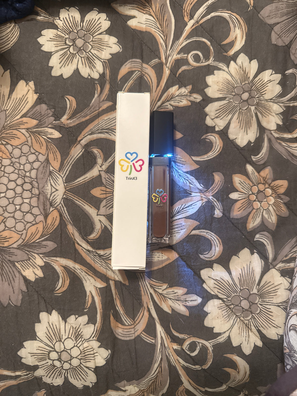 TrinX3 lipgloss with light & mirror